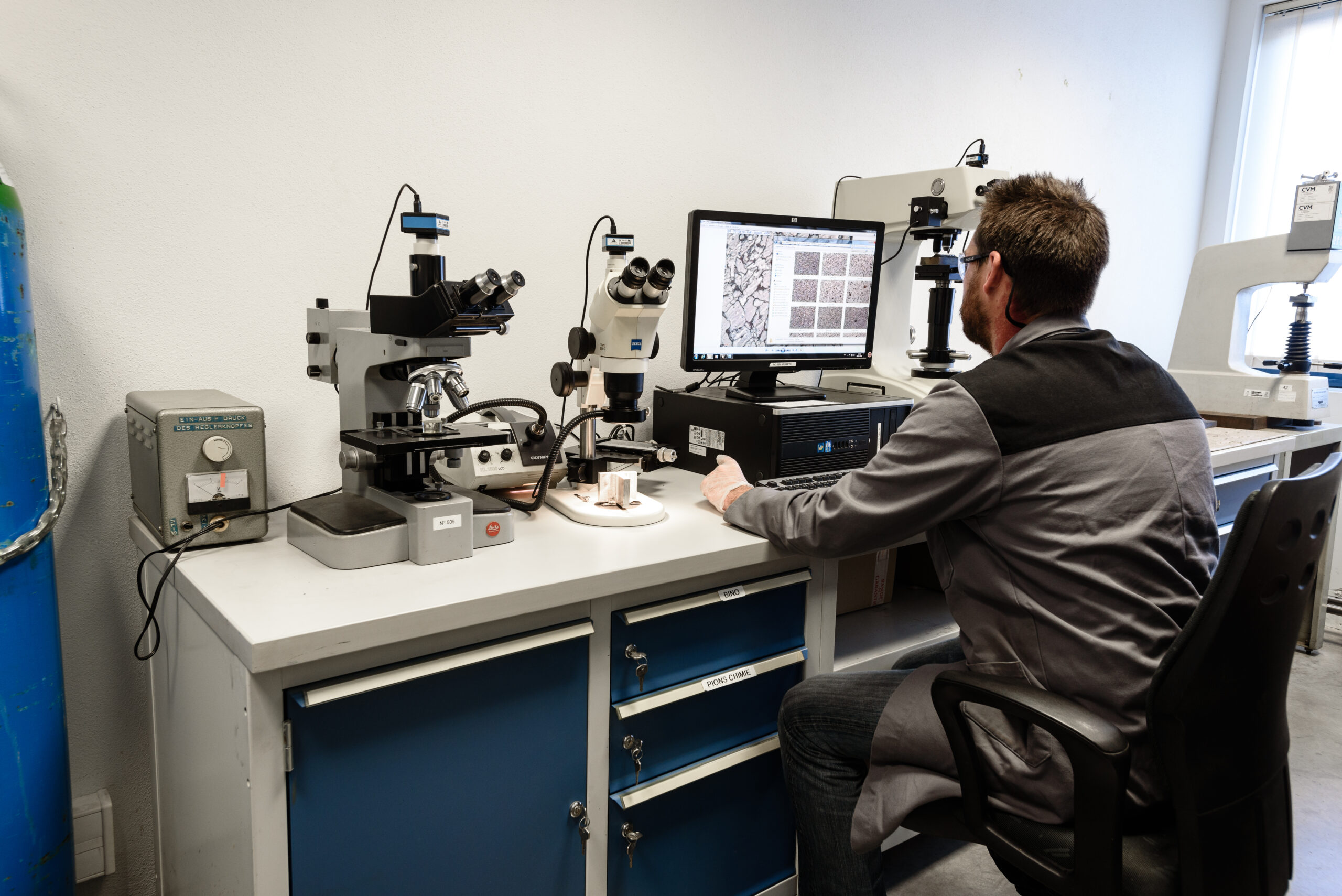 Chercheur utilisant un microscope pour analyser des échantillons au laboratoire Selectarc