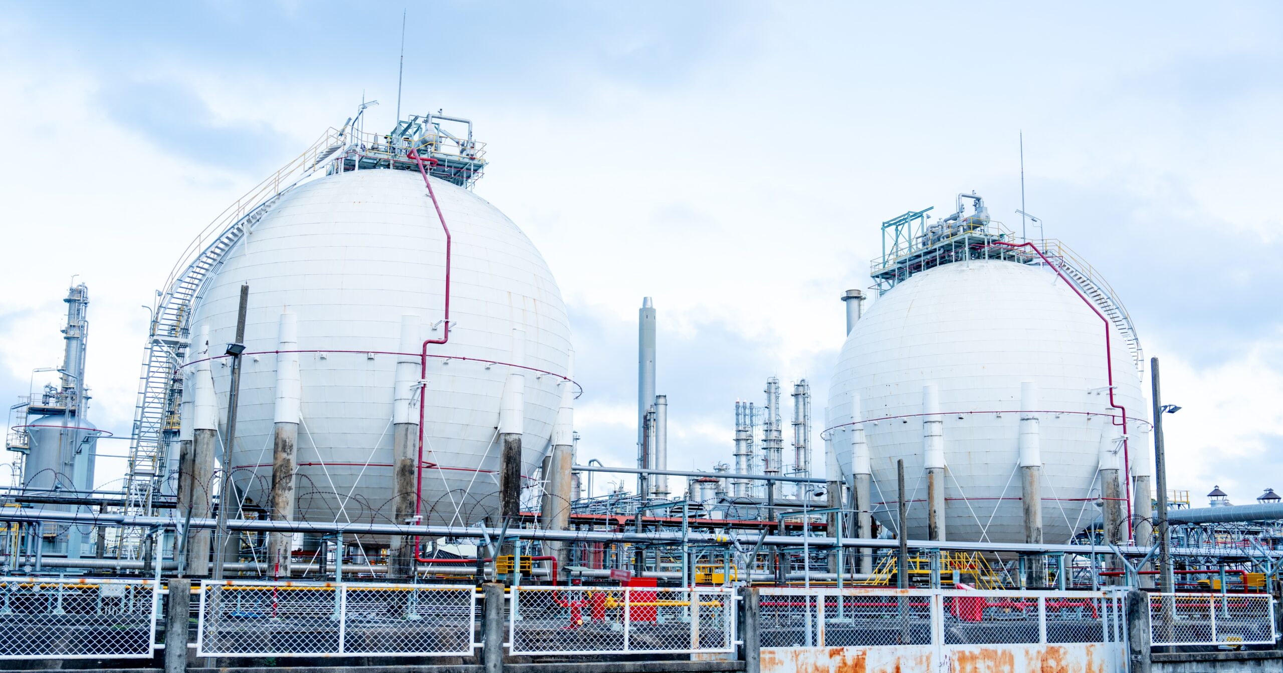Deux tanks de stockage industriels dans une usine chimique ou pétrochimique.