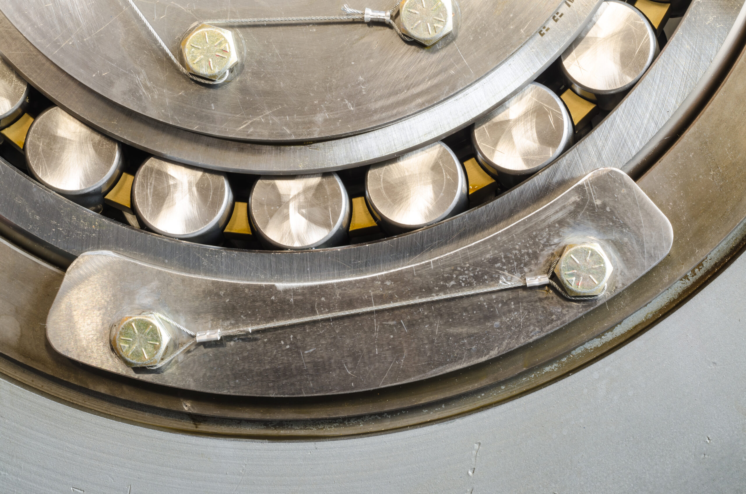 Vue rapprochée d'une machine industrielle avec des roulements en métal et des boulons