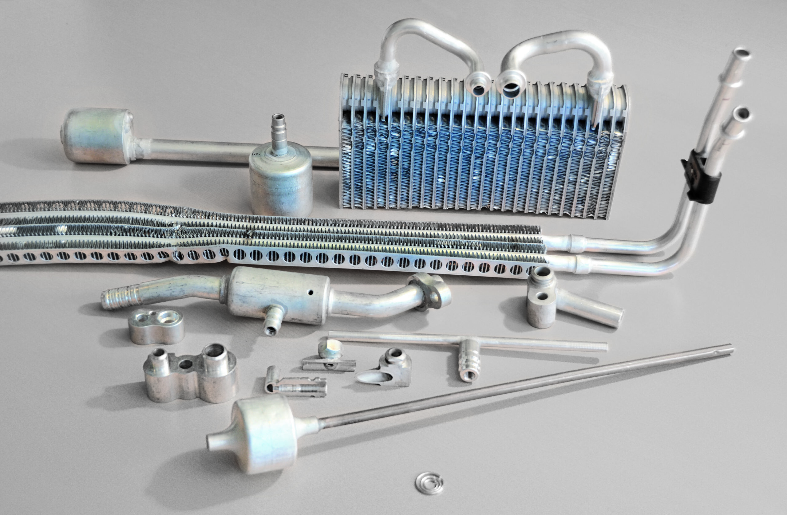 Différents composants métalliques d'un système de refroidissement ou d'échange thermique en aluminium