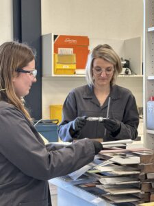 Personnes au laboratoire R&D Selectarc testant des électrodes