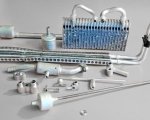 Différents composants métalliques d'un système de refroidissement ou d'échange thermique en aluminium